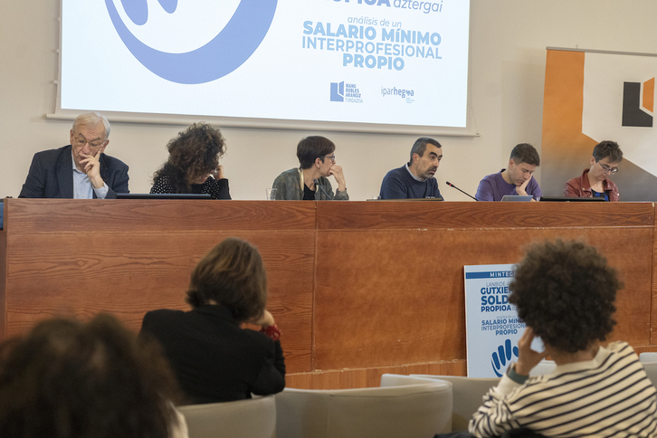 Una mesa redonda ha debatido sobre la posibilidad de establecer un salario mínimo propio.