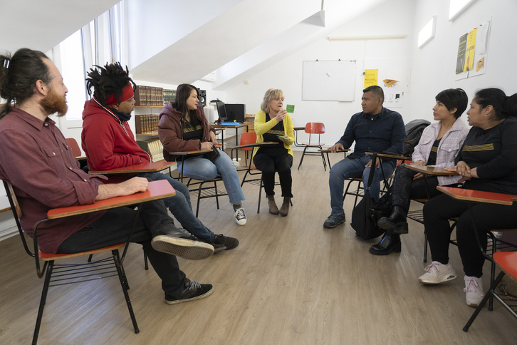 Edurne, irakasle de IKA, impartiendo clase al grupo de ikasles.