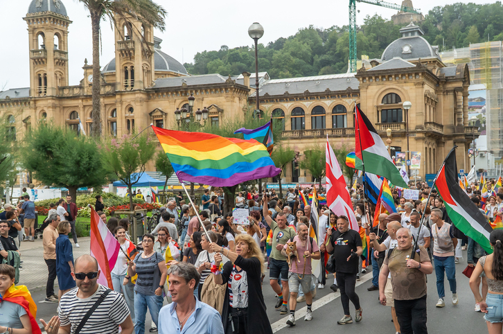 LGTBI pertsonen eskubideen aldeko manifestazioa Donostian.