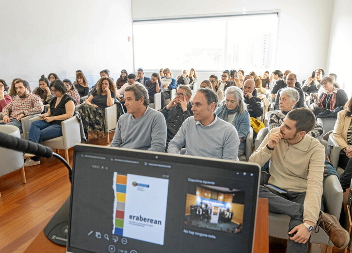 Eraberean sarea osatzen duten gizarte erakundeetako ordezkariak, urteurrena ospatzeko otsailean eginiko ekitaldian.