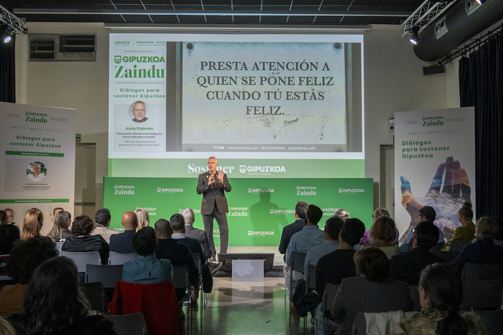 Andy Stalman, marketan eta branding delakoan aditua, bere hitzaldian.