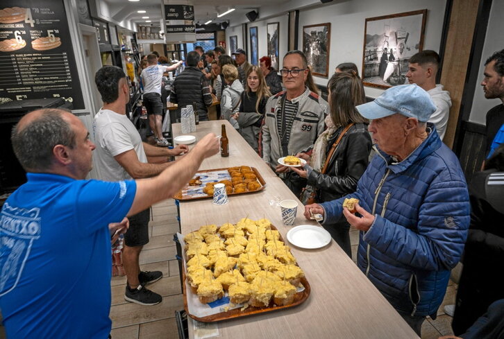 Donostiako Juantxo tabernan urtebetetze festa betean izan ziren atzo.