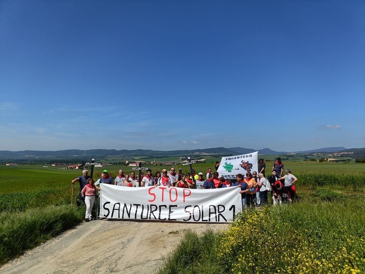 Marcha contra el parque fotovoltaico Santurce Solar 1 en Argantzun.