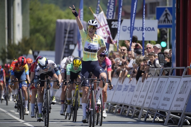 Mischa Bredewold, behatzekin bigarren garaipena ospatzen.