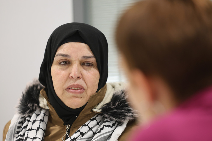 Seham Qaddoura, quien fue evacuada de Gaza a Egipto el 9 de marzo de 2024, en la sede de CEAR en Euskadi, en Bilbo.