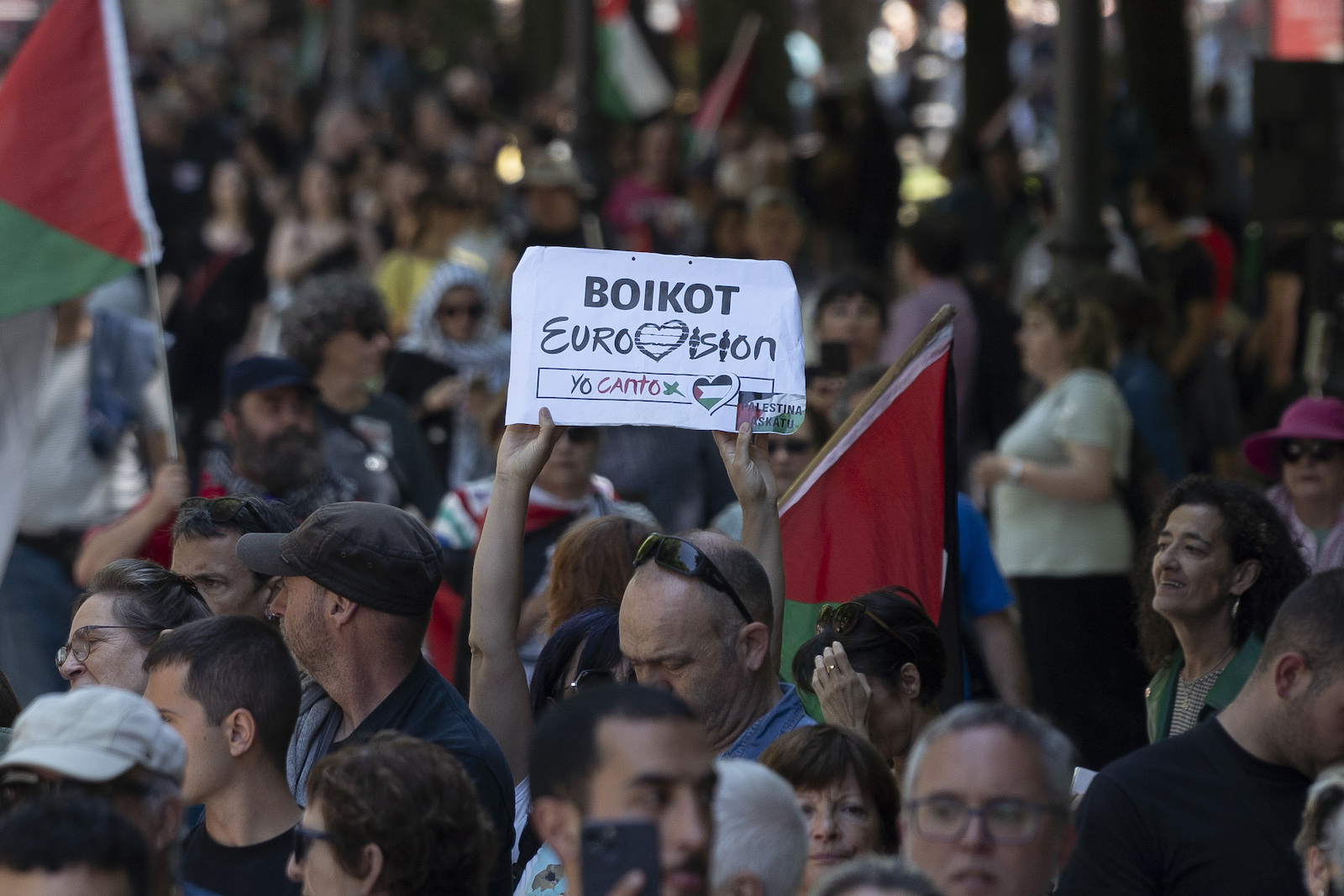 Uno de los asistentes llama al boicot a Eurovisión por la participación de Israel. (Iñigo URIZ | FOKU)