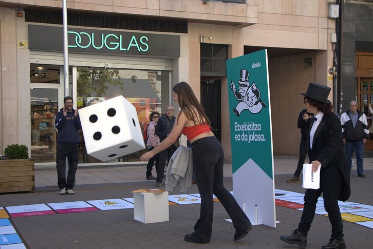 El Monopoly gigante instalado este mediodía en la calle San Andrés de Lizarra.