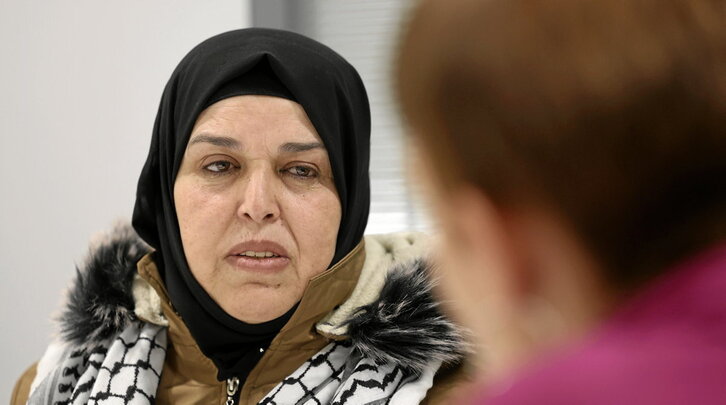 Seham Qaddoura, quien fue evacuada de Gaza a Egipto el 9 de marzo de 2024, en la sede de CEAR en Euskadi, en Bilbo.