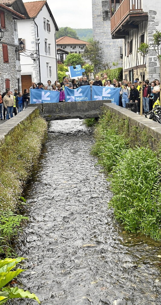 Puzzlea Osatu Arte ekimenaren irteera Lesakan egin zen atzo. Beheko argazkietan, Donostian egin zen geldialdia eta Galdakaoko ekitaldia. Han eman zioten bukaera atzoko ibilbideari.