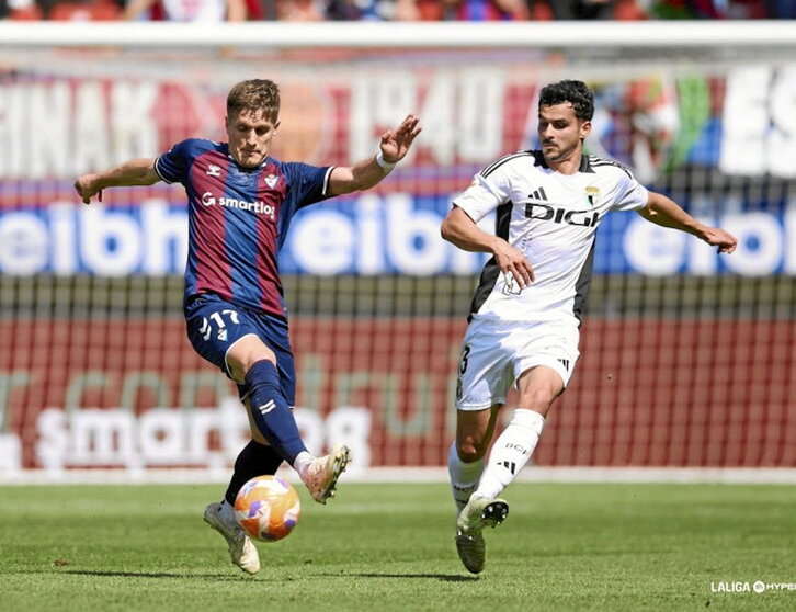 Corpas controla el balón ante Miguel.