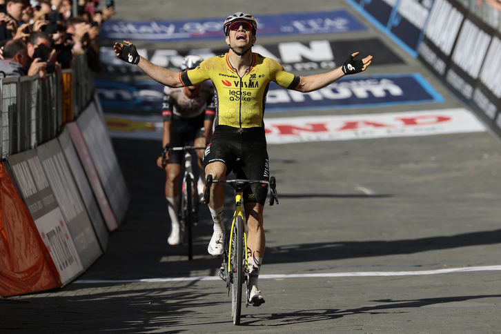 Van Aert, leher eginda, garaipena ospatzen Del Tororen aurretik.