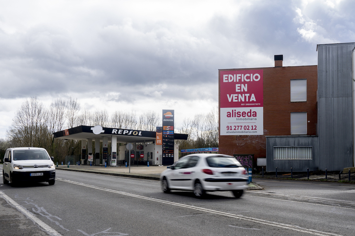 Hutsik dagoen etxebizitzen eraikin bat Gasteizen.