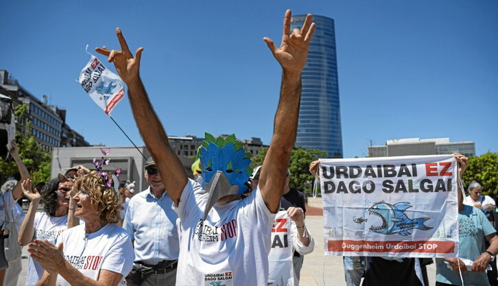 Informazioa banatzen ari ziren aktibistak, elkarretaratzearen une batean.