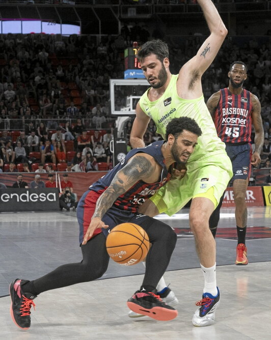 Howard intenta progresar ante la defensa culé.