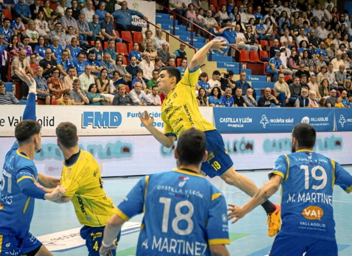 Julen Mujika, Valladoliden baloia jaurtitzen.