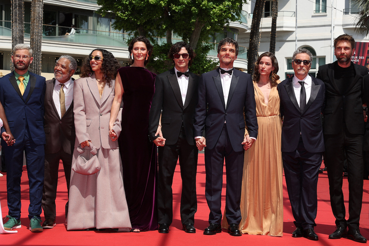 Fred Burle, Alice Carvalho, Maria Fernanda Candido, Carlos Francisco, Gabriel Leone, Wagner Moura, Emilie Lesclaux, Kleber Mendonca Filho y Erik Glijnis llegan a la proyección de ‘O Agente Secreto’.
