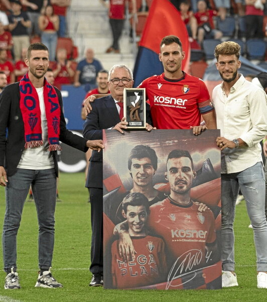 La afición despidió al capitán Unai García.
