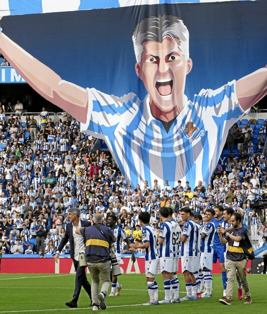 Imanol recibió la insignia de oro y brillantes.