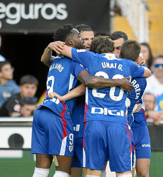 Berenguer es abrazado por sus compañeros.