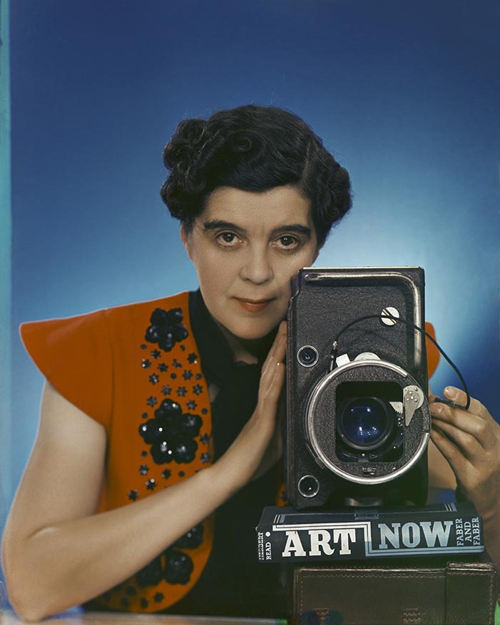 «Life and Colour», de Yevonde, un nombre imprescindible en la historia de la fotografía británica. Se trata de una retratista de renombre, apreciada por su originalidad, su sentido del humor y su uso pionero del color. Yevonde, © National Portrait Gallery, London. Yevonde with Vivex One-Shot Camera