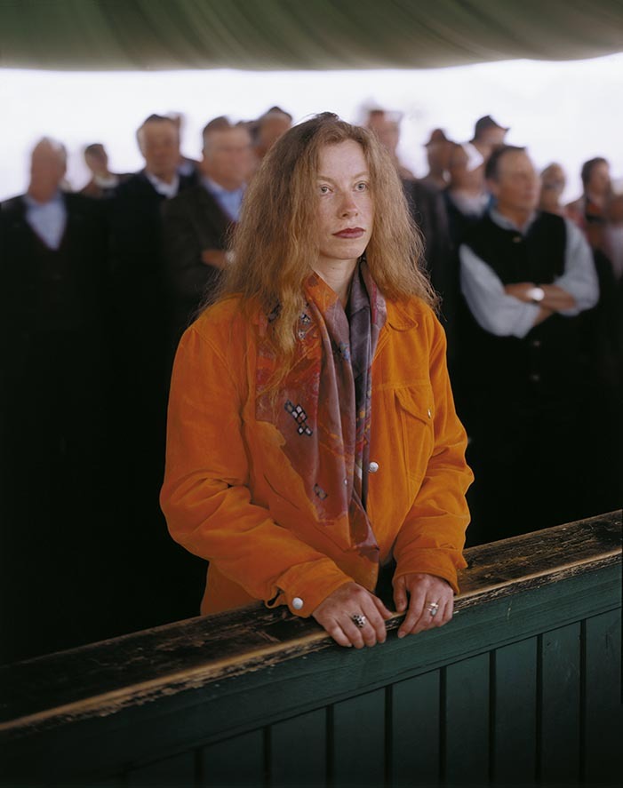 «Betrachterbilder» (Imágenes del espectador). La obra parte del célebre Tirol Panorama, ubicado en Innsbruck, que muestra una gran pintura circular de la batalla de Bergisel de 1809 –un hito en la historia del nacionalismo tirolés– a la vez que ofrece una vista del paisaje alpino de la región. Aunque, invirtiendo la lógica del dispositivo, en lugar de fotografiar la batalla con el paisaje al fondo, retrata a las personas que la observan. Arno Gisinger