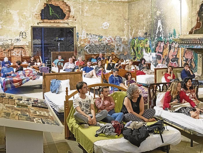 «Camas», que permite ver una buena película en Getxophoto cómodamente. Juan Gómez