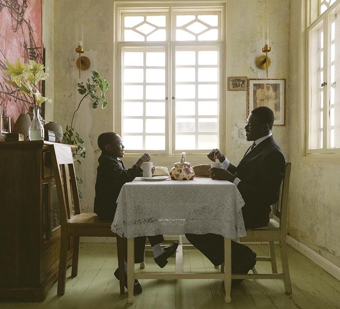 Arriba, «Hero, Father, Friend», (Héroe, padre, amigo): Carlos Idun-Tawiah elabora un biopic imaginario de su padre basado en situaciones que le hubiera gustado vivir. Carlos Idun–Tawiah