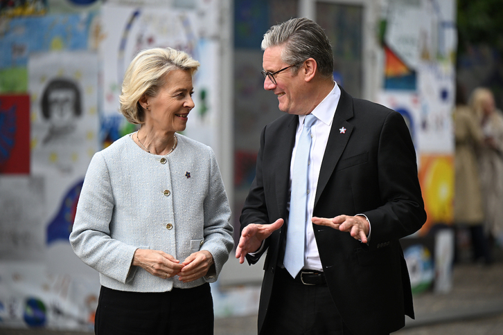 La presidenta de la Comisión Europea, Ursula von der Leyen, y el primer ministro británico, Keir Starmer, el pasado viernes en Tirana.