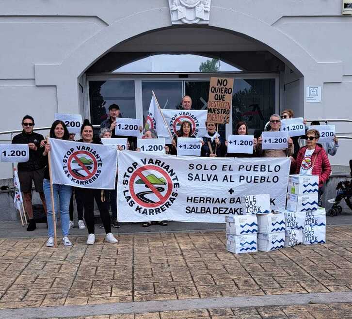 Integrantes de la plataforma vecinal antes de entregar las alegaciones en el Ayuntamiento de Abanto.