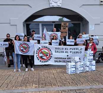 Integrantes de la plataforma vecinal antes de entregar las alegaciones en el Ayuntamiento de Abanto.