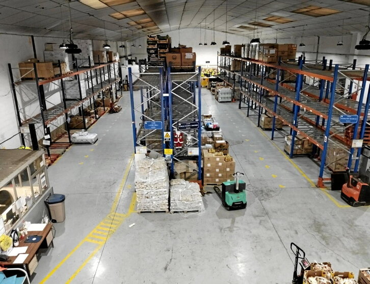 Las baldas del almacén del Banco de Alimentos están prácticamente vacías.