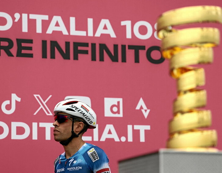 Mikel Landa -en la imagen, en la presentación del Giro 2025 pasando junto al trofeo de campeón antes de tener que abandonar por una grave caída- se ha subido dos veces al podio final de la carrera italiana.