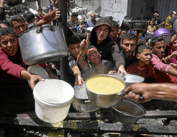 Desesperación en el reparto de comida en el campamento de refugiados de Yabalia.