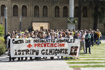 Joan den astean lan istripuen aurka Iruñean egindako elkarretaratze baten argazkia.