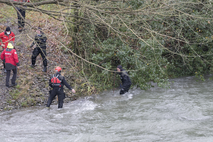 Tareas de investigación de la Ertzaintza en la zona en la que apareció el cuerpo de Aintzane Pujana.