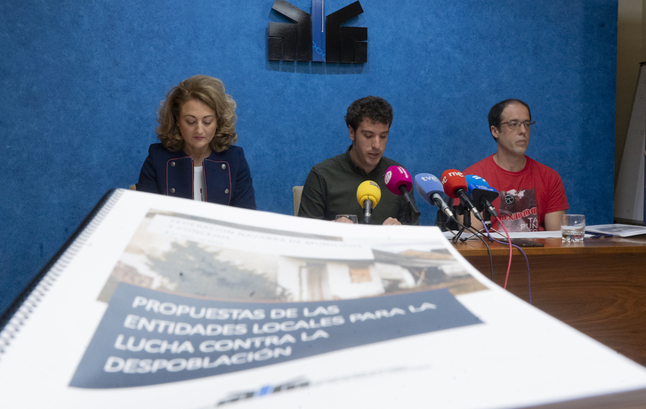 A los lados, Susana Castanera (Allo) y Patxi Encaje (Abarrueagaina), del grupo motro contra la despoblación, y en el centro, Xabier Alcuaz, presidente de la FNMC.