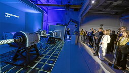 Inaugurazio ekitaldian ordezkaritza instituzional nabarmena bildu zen, bai eta mugikortasunaren sektoreko eragile nagusiak ere.