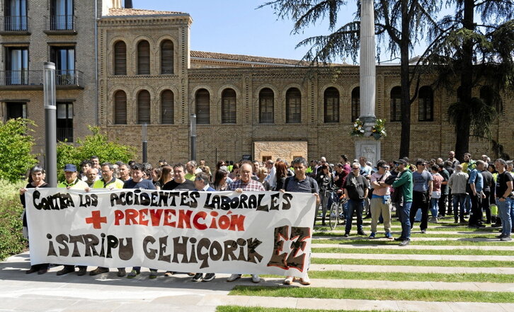 Joan den astean lan istripuen aurka Iruñean egindako elkarretaratze baten argazkia.