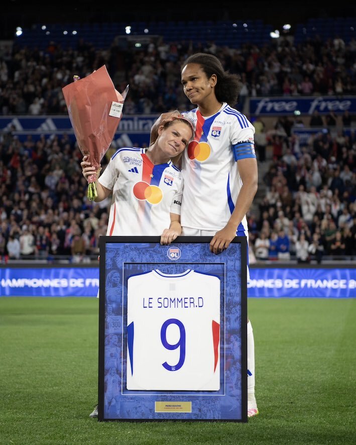 Le Sommer y Renard se abrazan tras compartir campo por última vez. (OL Lyonnes)