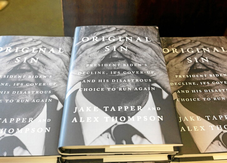 Joe Bideni buruzko liburu polemikoa atzo heldu zen liburu-dendetara.