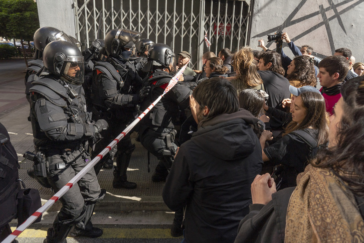 Momento de la carga policial.