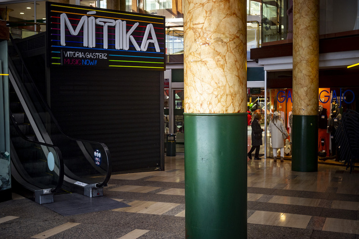 Entrada de la discoteda Mítika, donde se produjo la muerte y que permanece cerrada.