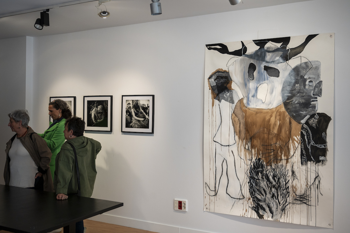 Eliane Hegiaphaleren eta Gonzalo Etxebarriaren lanak, elkarren ondoan.