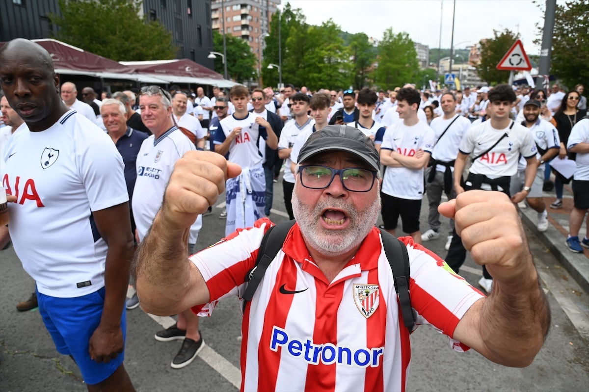 Aficionado del Athletic rodeado de hinchas del Tottenham. (David de Haro/Europa Press)