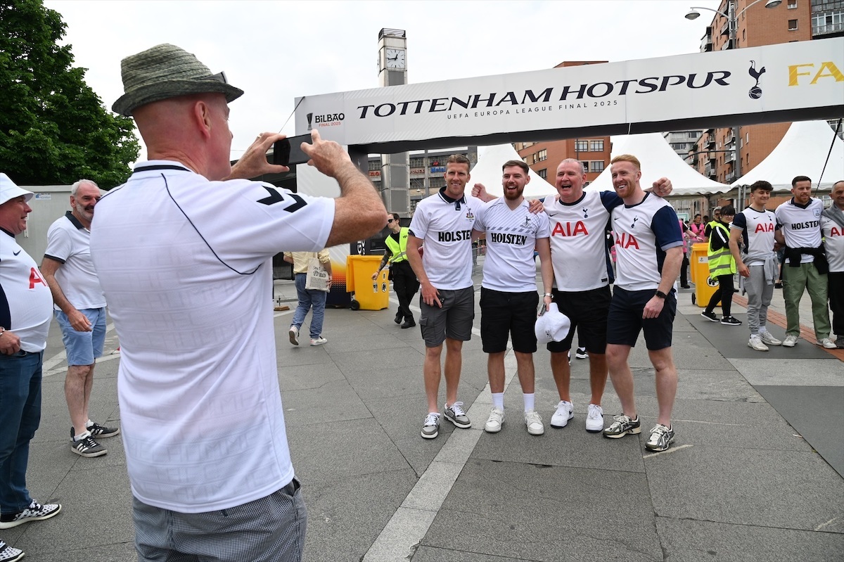 Aficionados del Tottenham en el acceso a la ‘fan zone’ de Ametzola. (David de Haro/Europa Press)