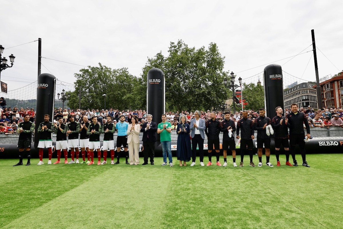 Representantes institucionales junto a quienes han jugado en la plaza del Arriaga. (Bilboko Udala)