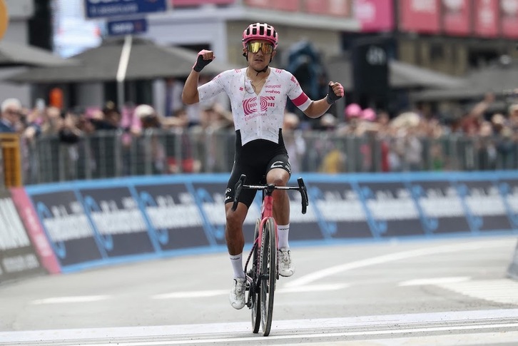 Richard Carapaz agian ez da indartsuena, baina gutxi dira bera baino burutsuagoak lasterketa irakurtzeko orduan.