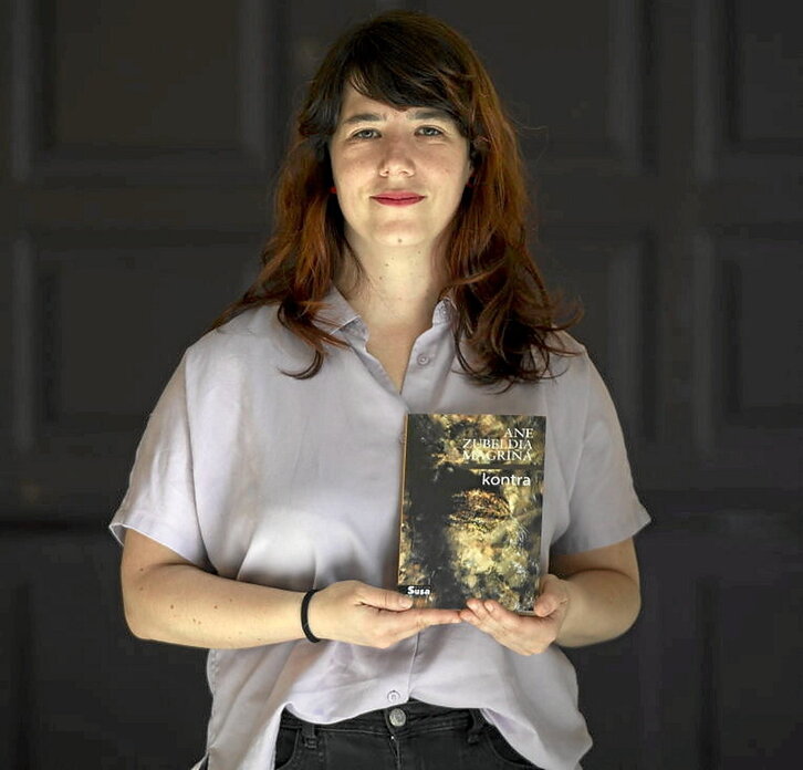 Zubeldia, estreinako poema liburua eskuetan.