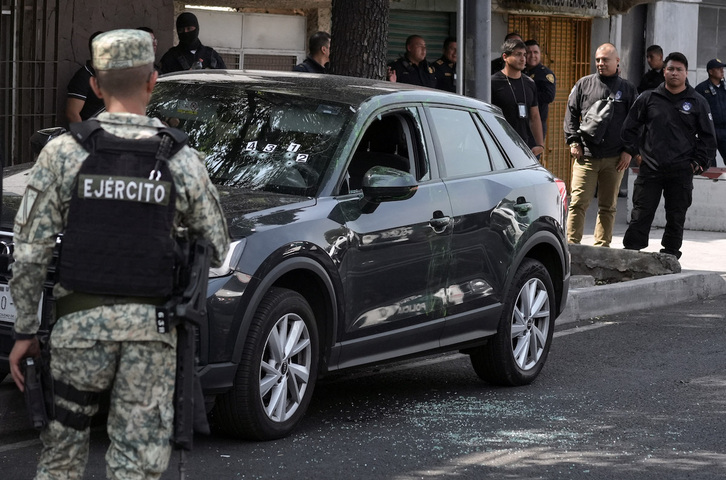Un soldado, en el lugar del atentado contra  Clara Brugada, y José Muñoz, en Ciudad de México.
