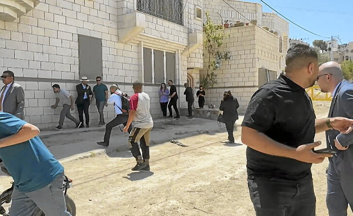 Miembros de las delegaciones diplomáticas de 24 países, tiroteados en la entrada del campamento de Jenin.